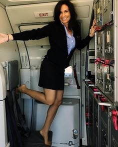 Sexy Stewardess in Fersen und Strümpfen 2
 #87936941