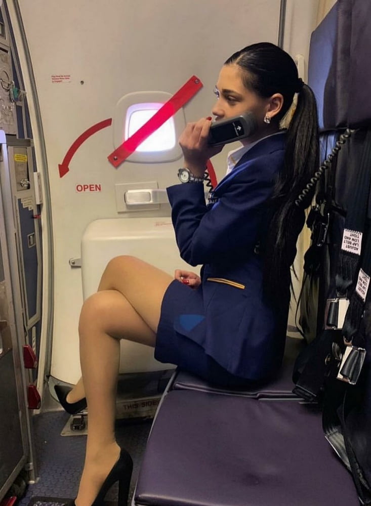 Sexy Stewardess in Fersen und Strümpfen 2
 #87936955