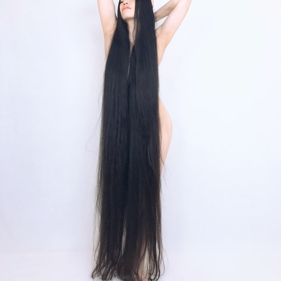 Ragazza asiatica con i capelli molto lunghi
 #95592997