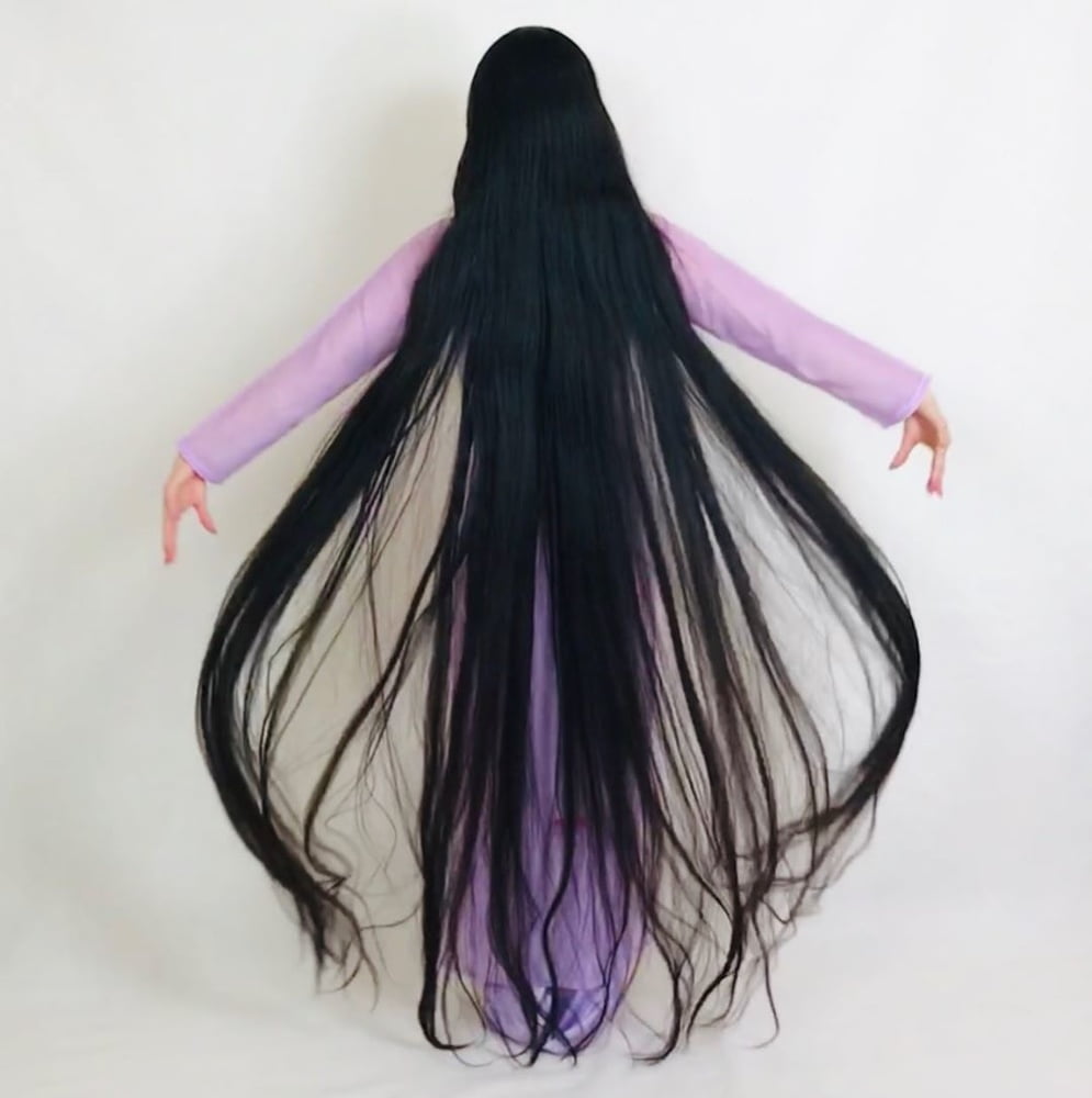 Ragazza asiatica con i capelli molto lunghi
 #95593012