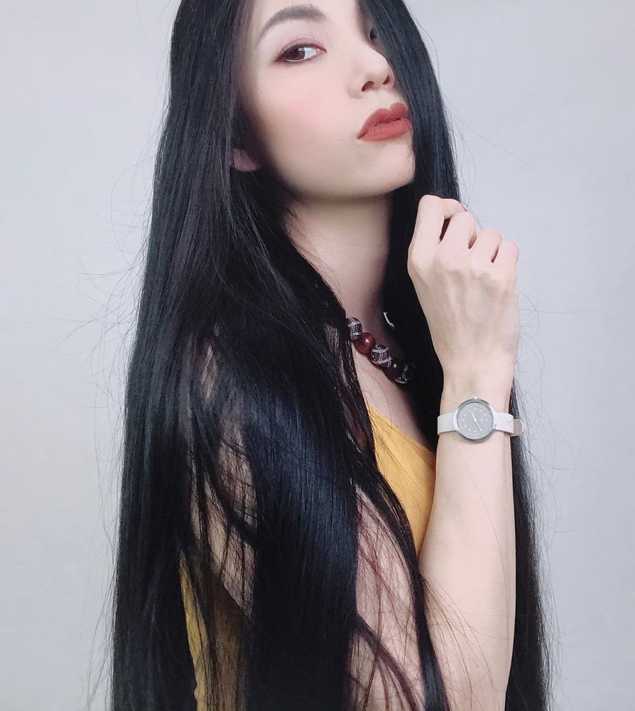 Ragazza asiatica con i capelli molto lunghi
 #95593024