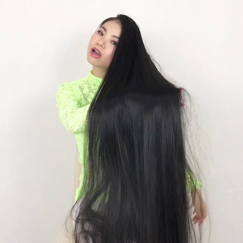 Ragazza asiatica con i capelli molto lunghi
 #95593060