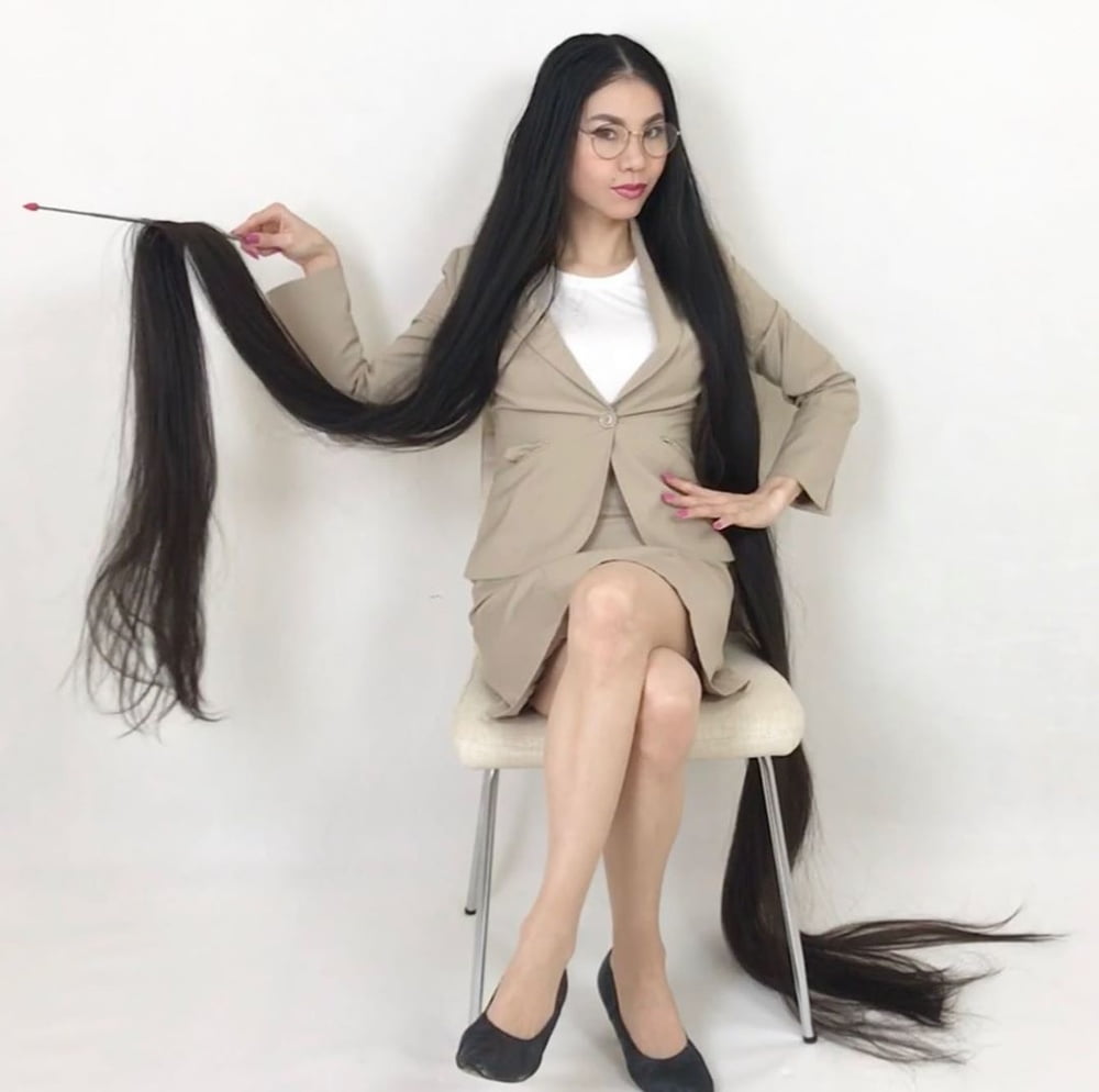 Ragazza asiatica con i capelli molto lunghi
 #95593063