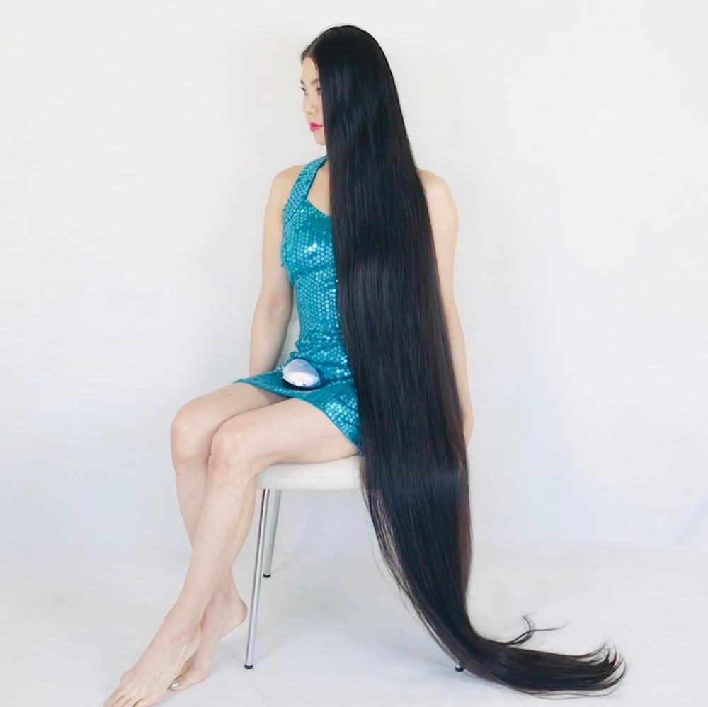 Ragazza asiatica con i capelli molto lunghi
 #95593090