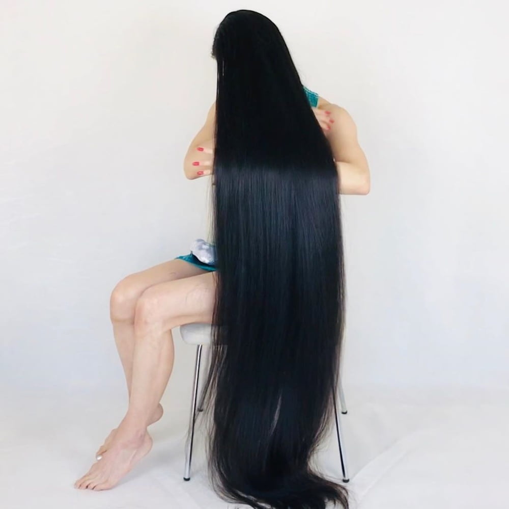 Ragazza asiatica con i capelli molto lunghi
 #95593108