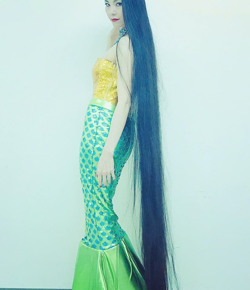 Ragazza asiatica con i capelli molto lunghi
 #95593121