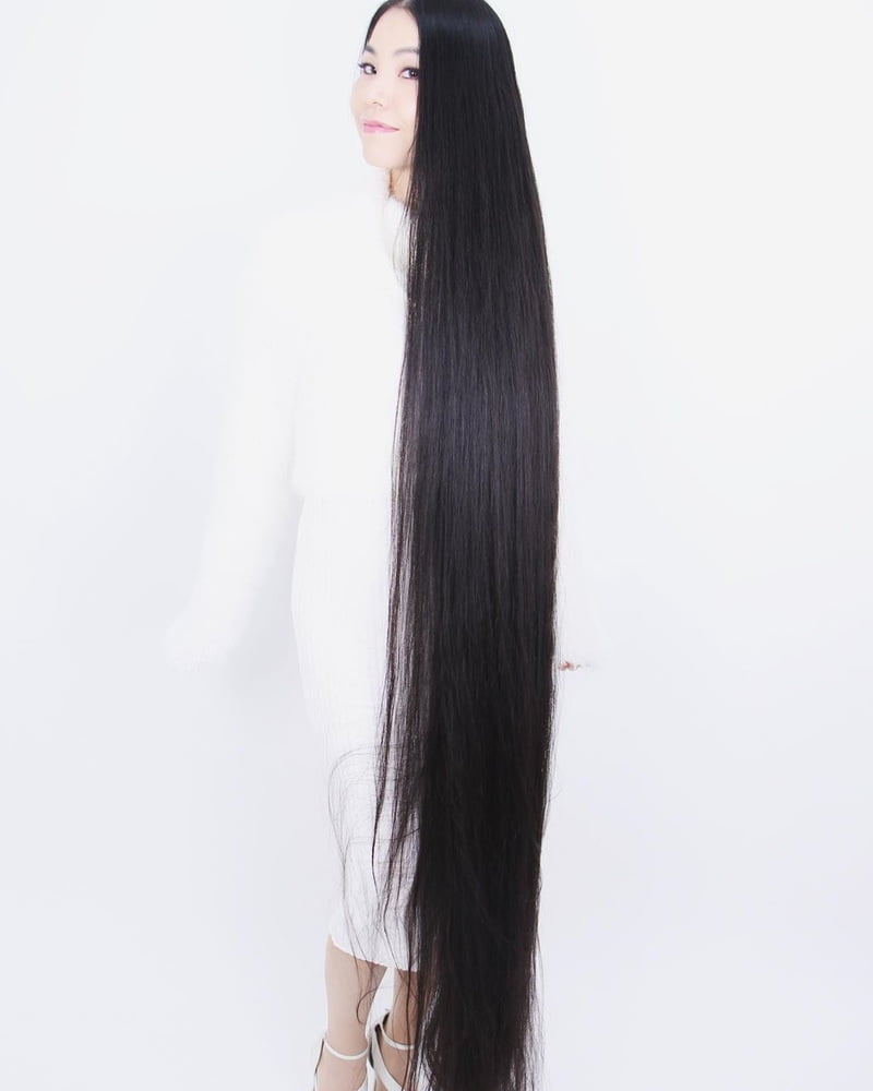 Ragazza asiatica con i capelli molto lunghi
 #95593124