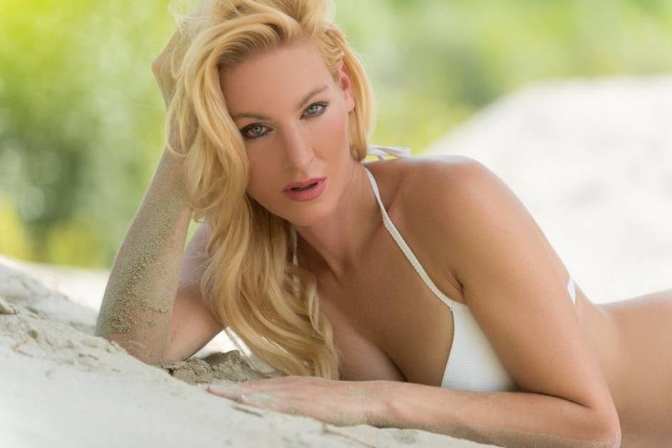 Varios modelos de best-ager impresionantemente sexy
 #104185903