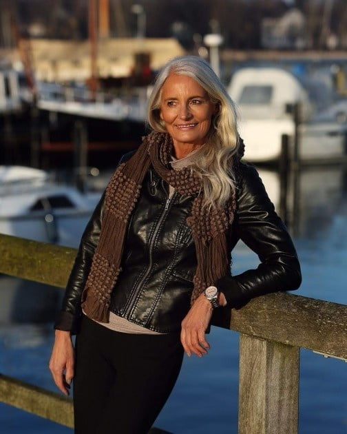 Varios modelos de best-ager impresionantemente sexy
 #104186032