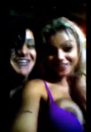 DUAS PUTINHAS #91797730