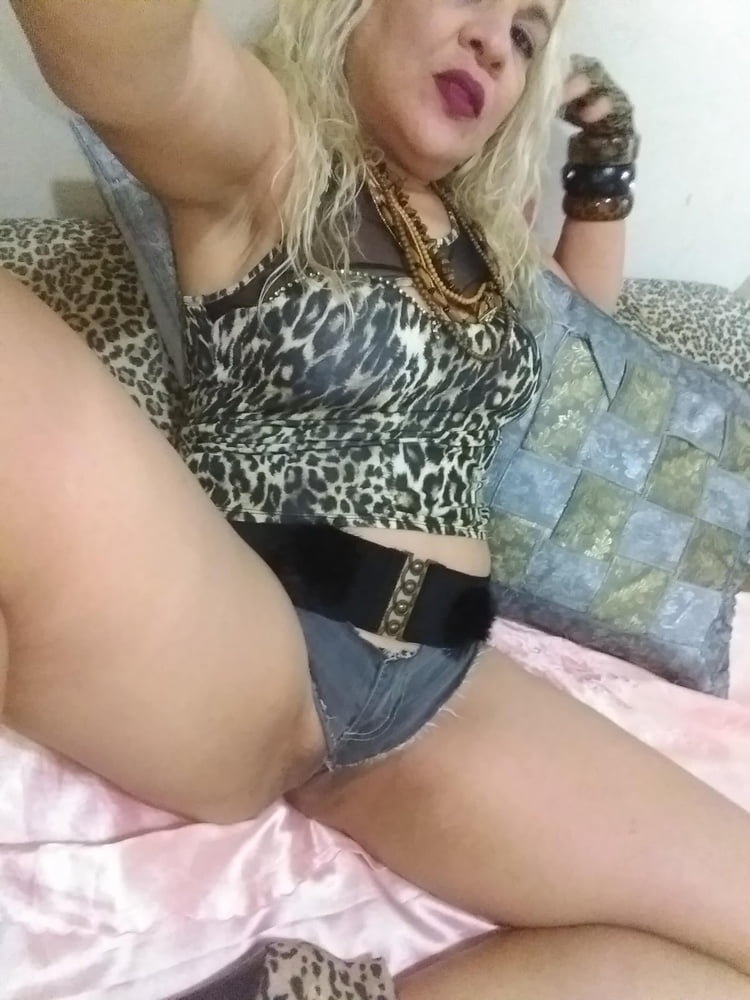 coroa loira tesuda #80564289