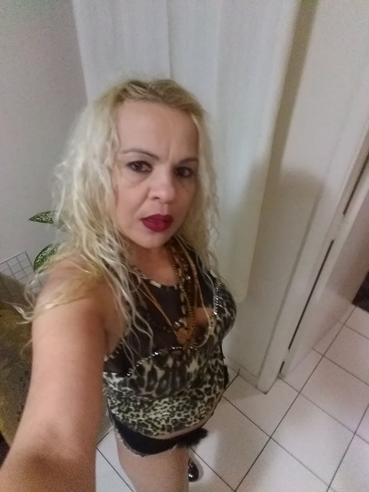coroa loira tesuda #80564292