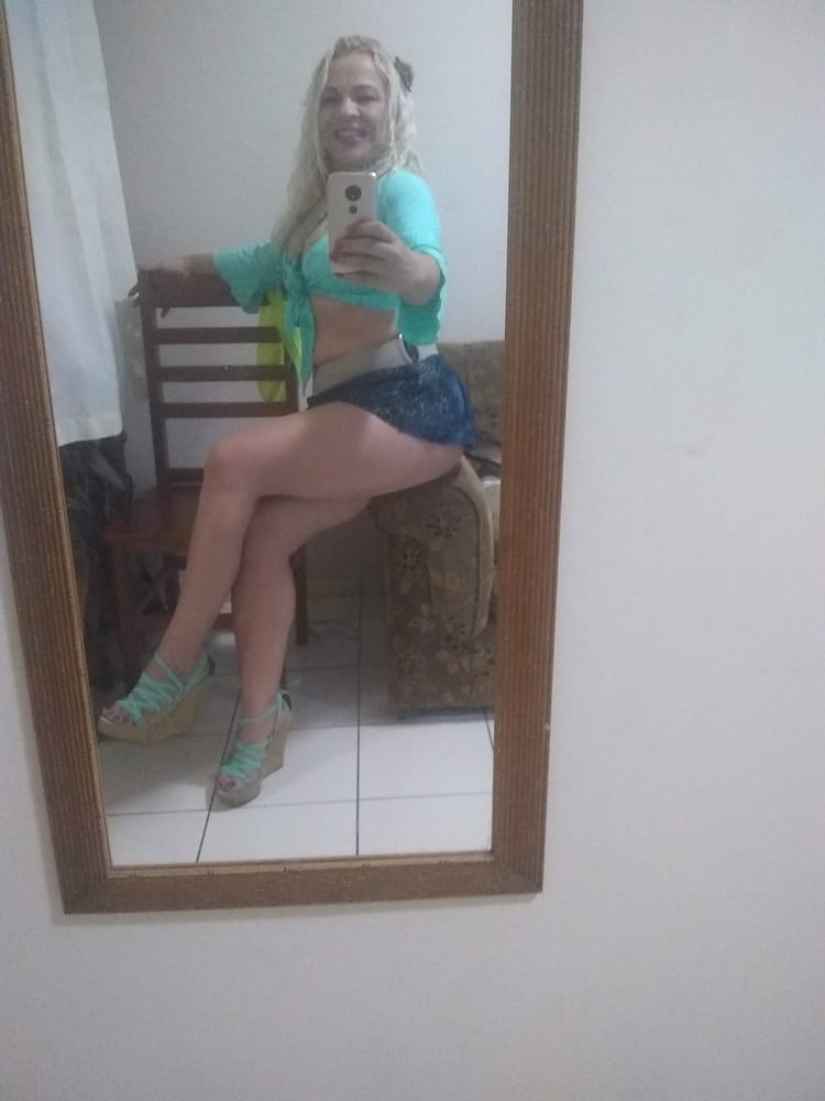 coroa loira tesuda #80564331