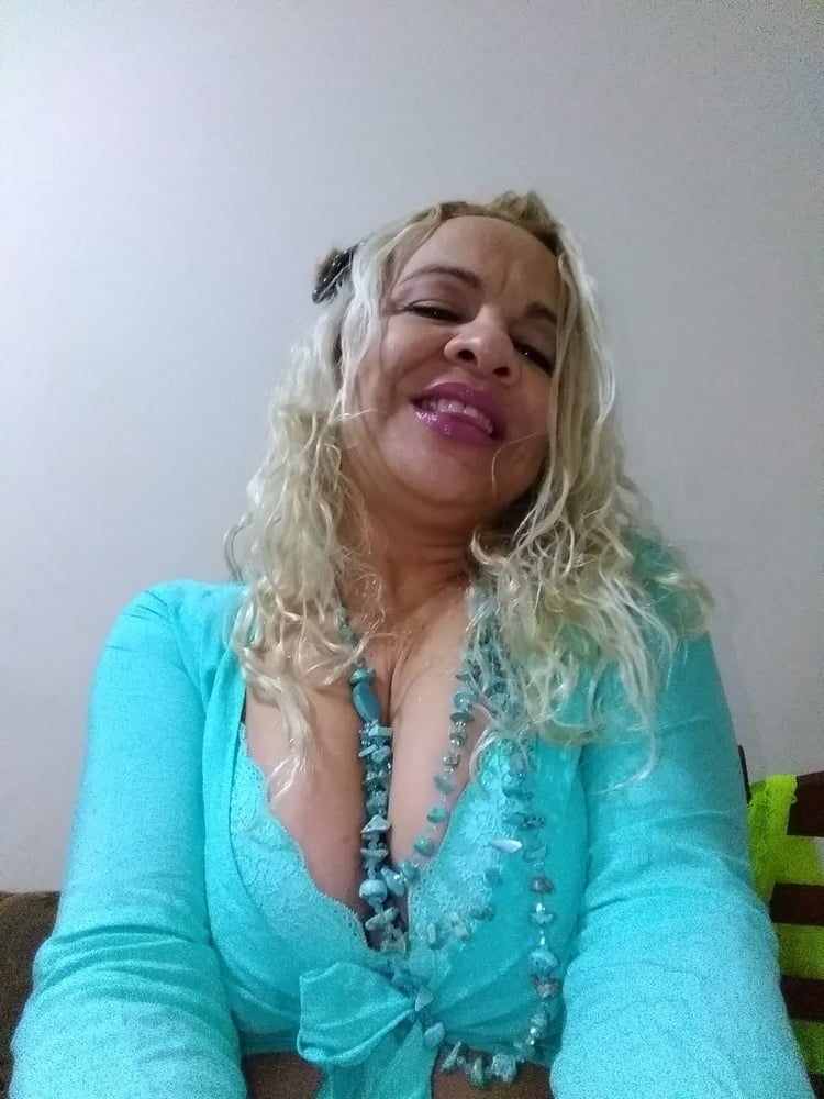 coroa loira tesuda #80564337