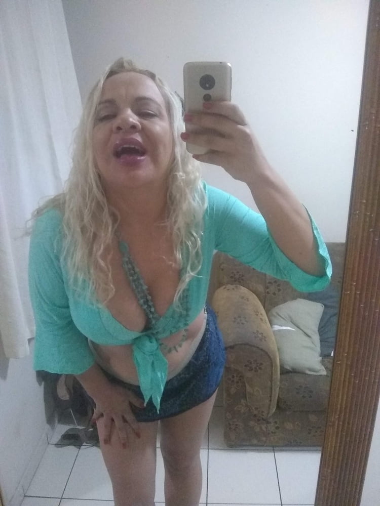 coroa loira tesuda #80564343