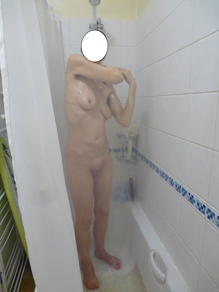 Janet che si fa la doccia
 #81350336