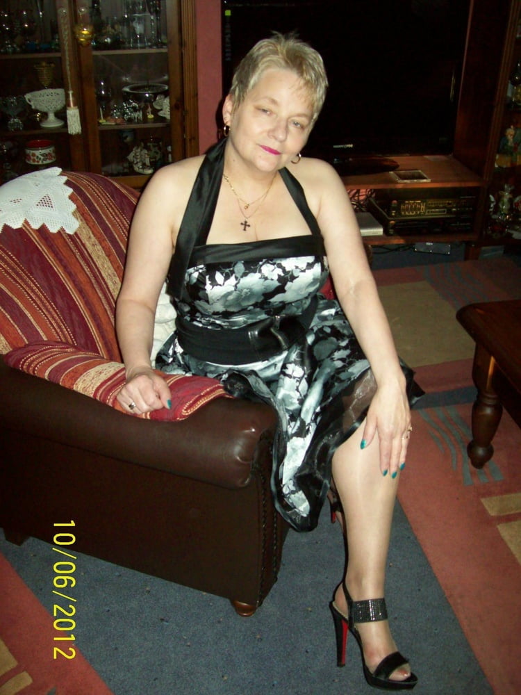 Oma wuchs auf und liebte Strümpfe und Strumpfhosen
 #105254707