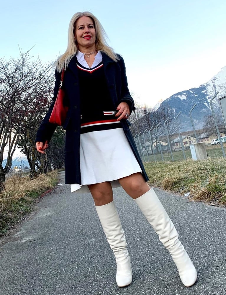 Milfs & gilfs con botas no.35
 #102684303