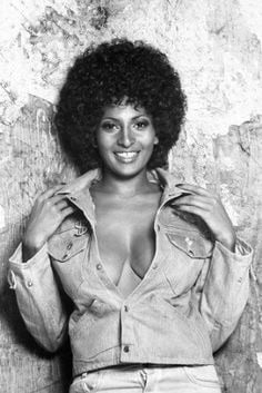 Pam grier - star du porno à gros seins maintenant
 #81220597