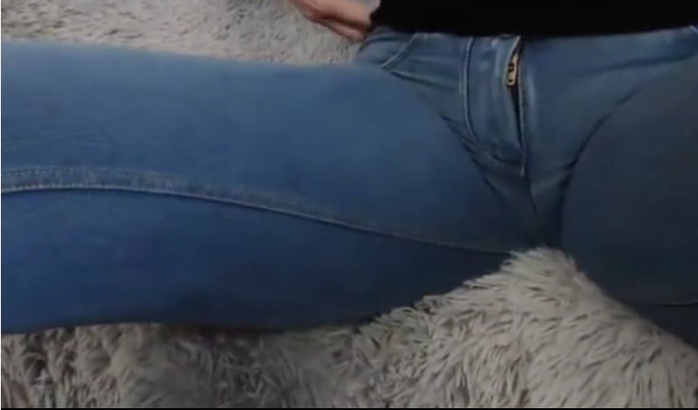 Elle touche sa chatte par dessus le jeans
 #102796755