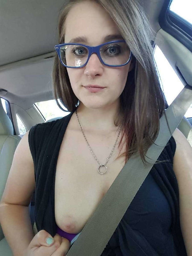Vos femmes en voiture #96768903