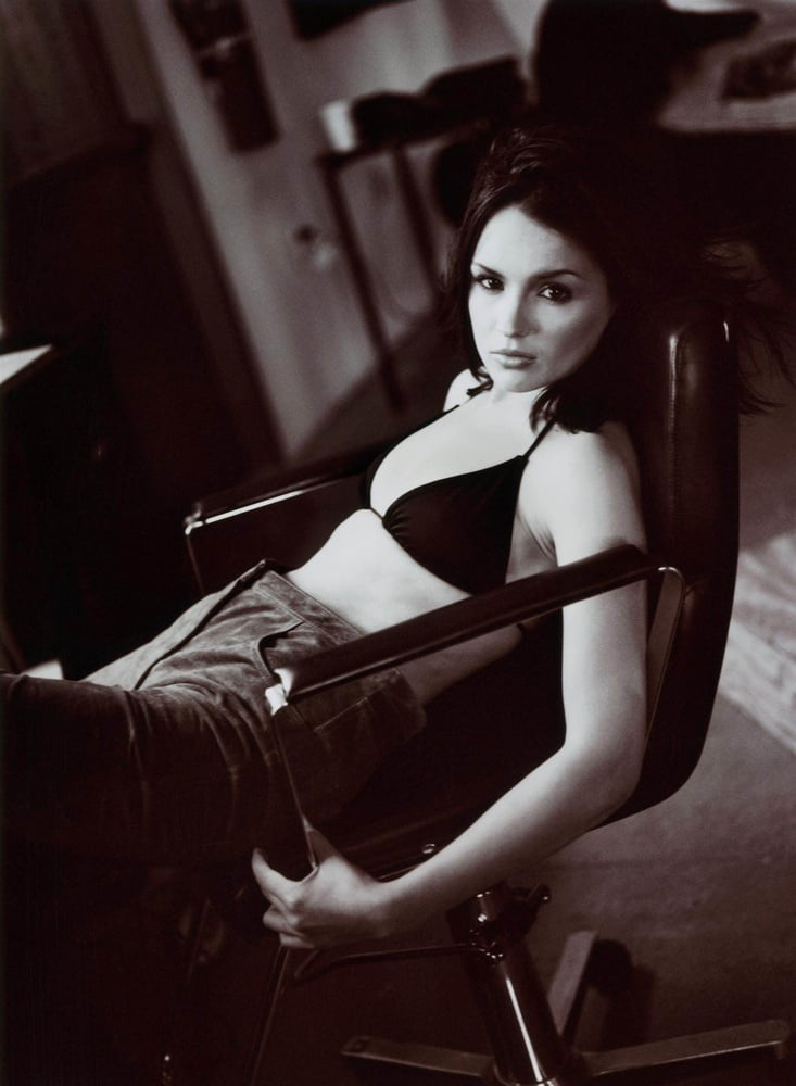 Rachael leigh cook she is very hot.
 #96499507