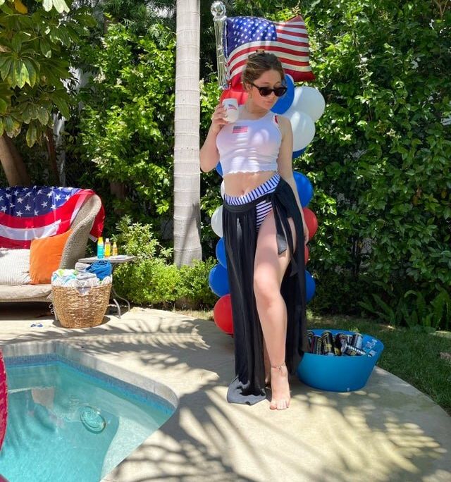 Emma Kenney nackt #109350503