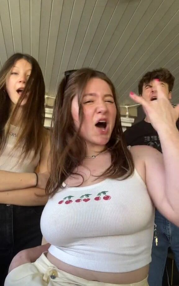 Emma Kenney nackt #109350518