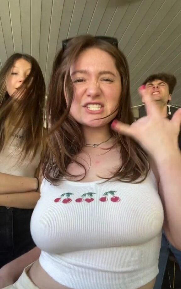 Emma Kenney nackt #109350519