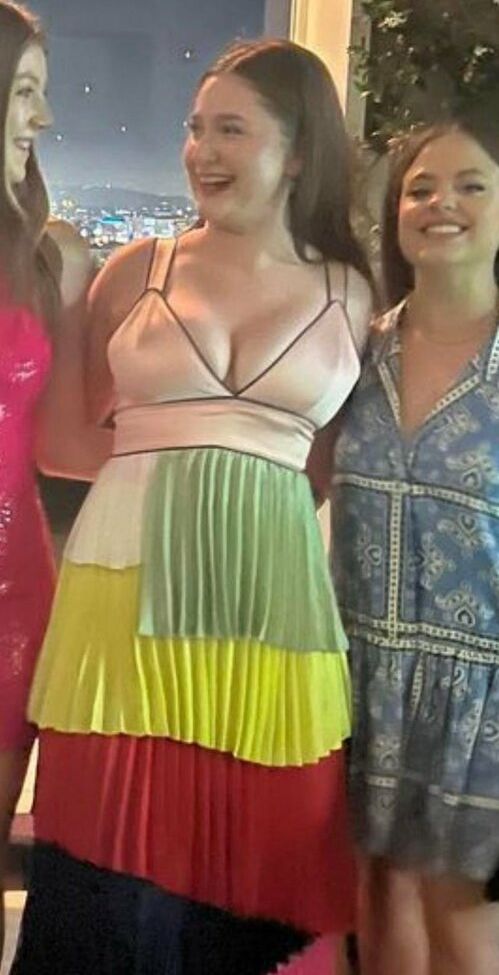 Emma Kenney nackt #109350576