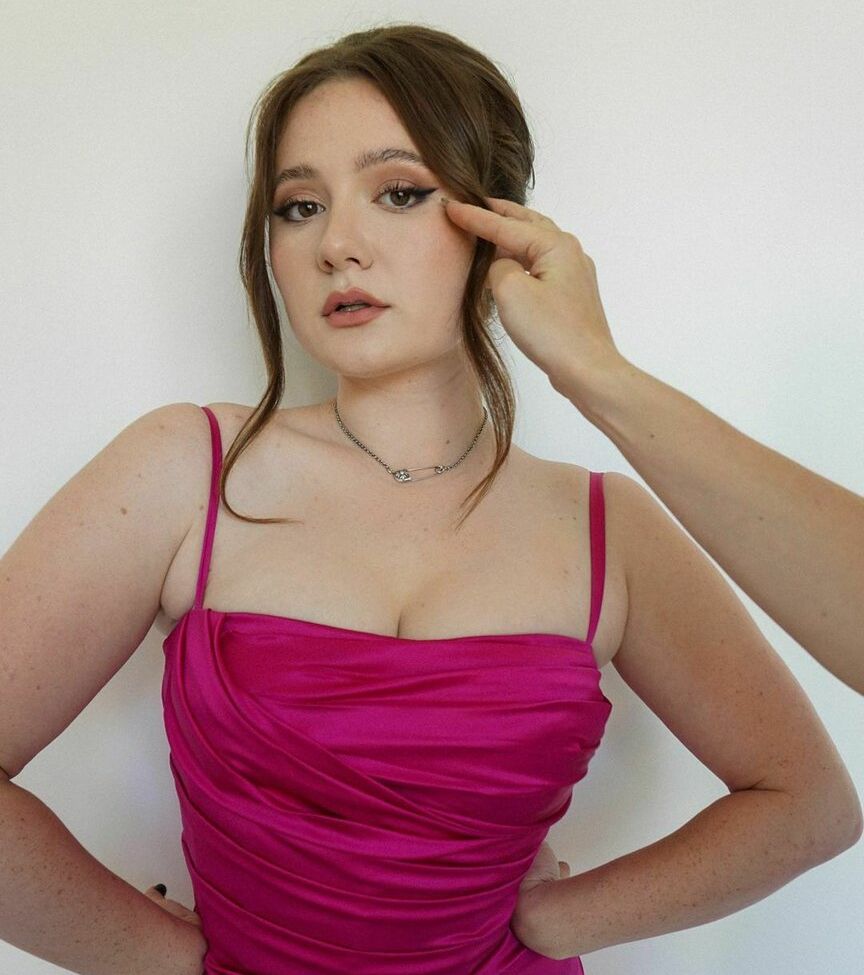 Emma Kenney nackt #109350578