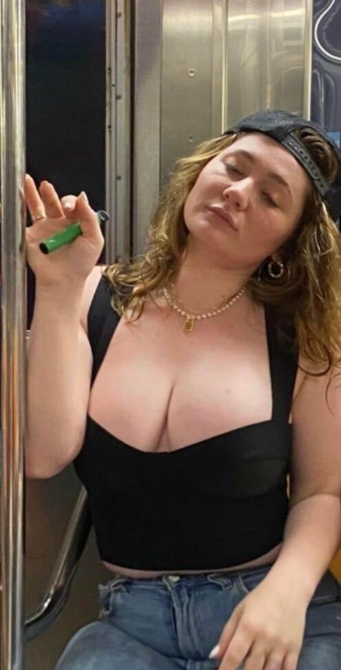 Emma Kenney nackt #109350636