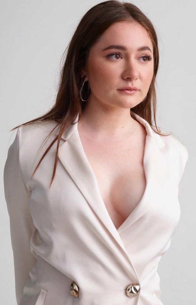Emma Kenney nackt #109350651