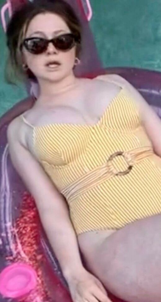 Emma Kenney nackt #109350654