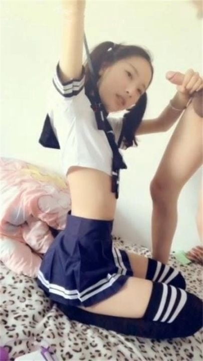 Chinesische Teenie-Freundin entblößt
 #81440931