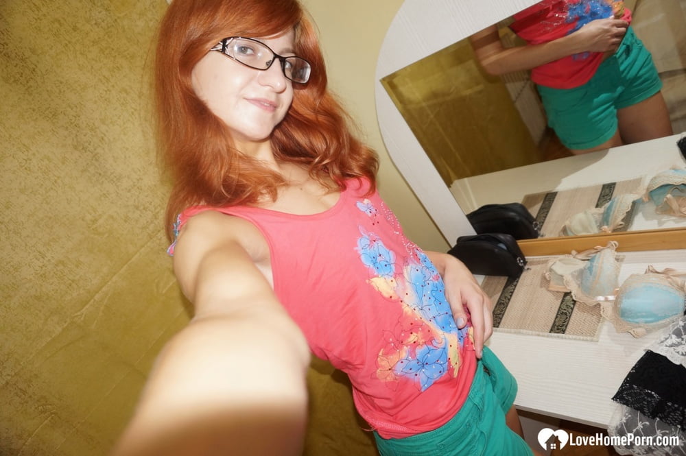 Hot redhead prova su un costume da cameriera sexy
 #106686766