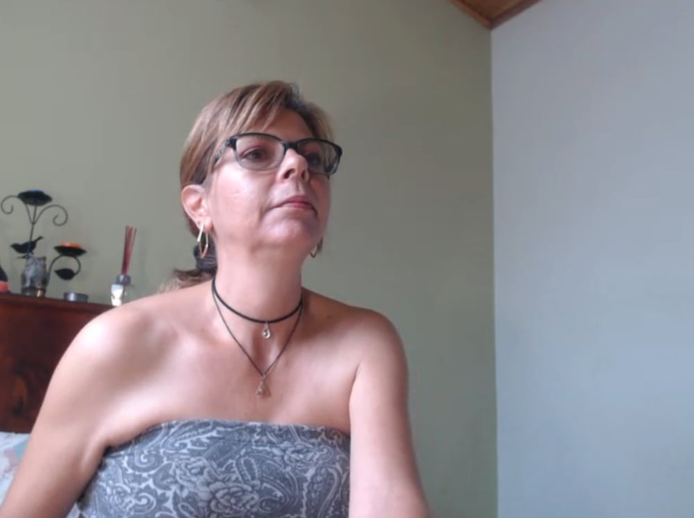 Love to watch this mature and masturbate at her on live cam #81445790