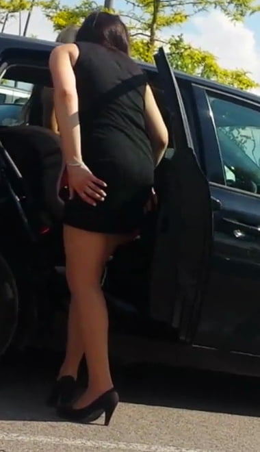 Sexy joven mamá caliente con mini falda culo caliente tacones altos
 #80972140