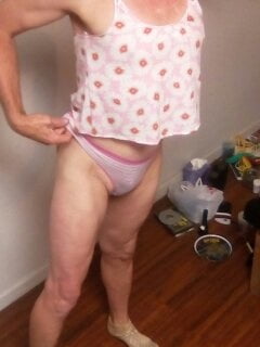 Ricky wimmer che modella i vestiti delle ragazze
 #106814870