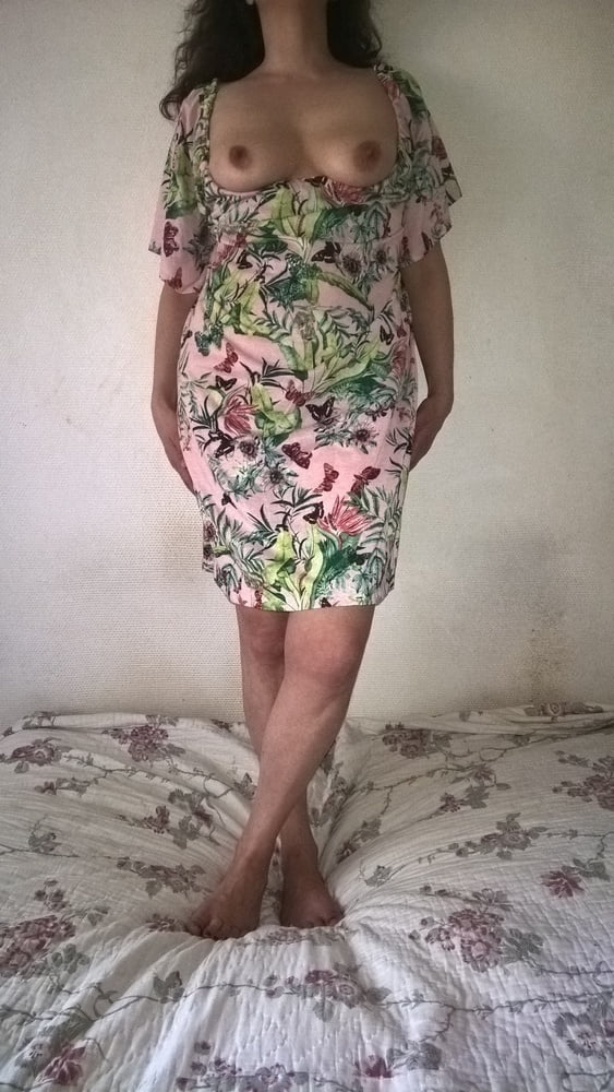 Femme mature et poilue en robe à fleurs
 #106731137