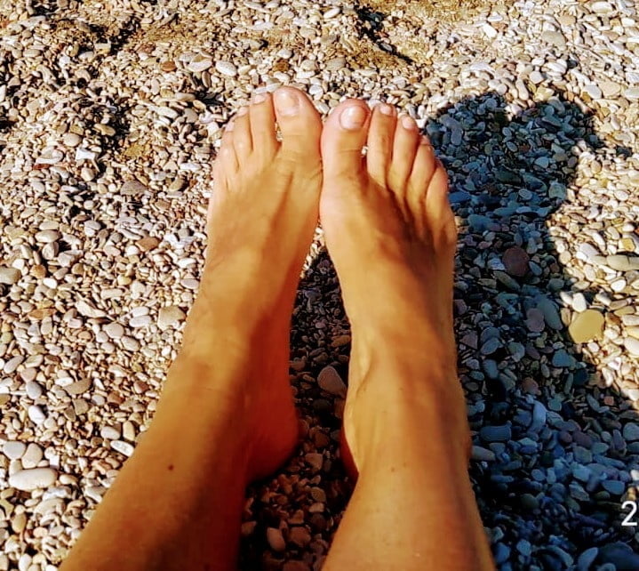 マルティナの足が海に向かっているファノ
 #80270052