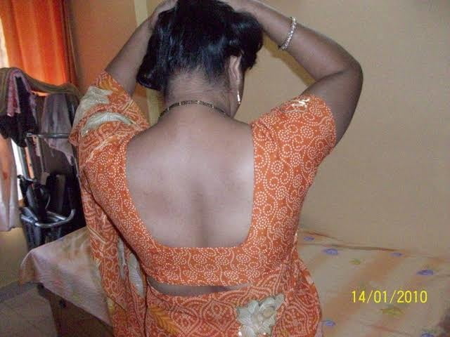 Hot & sexy desi indischen Tantchen in Saree Höschen Muschi zeigen
 #87652343
