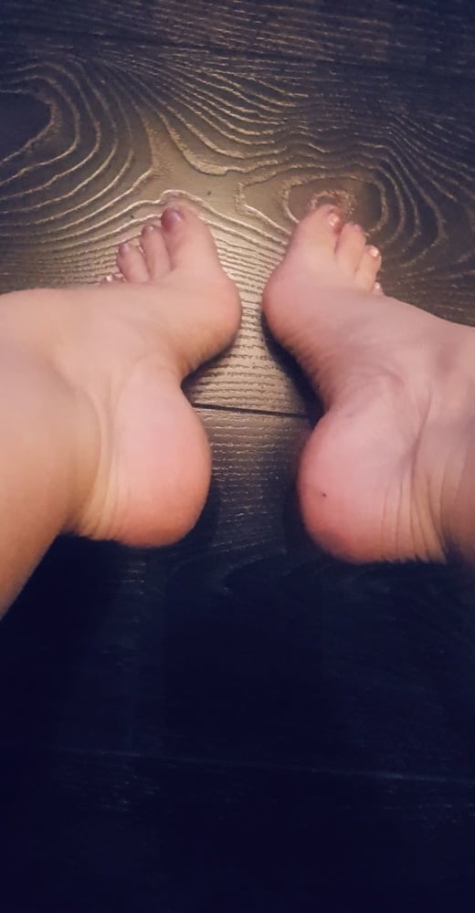 Sexy Füße und Fersen
 #98480076