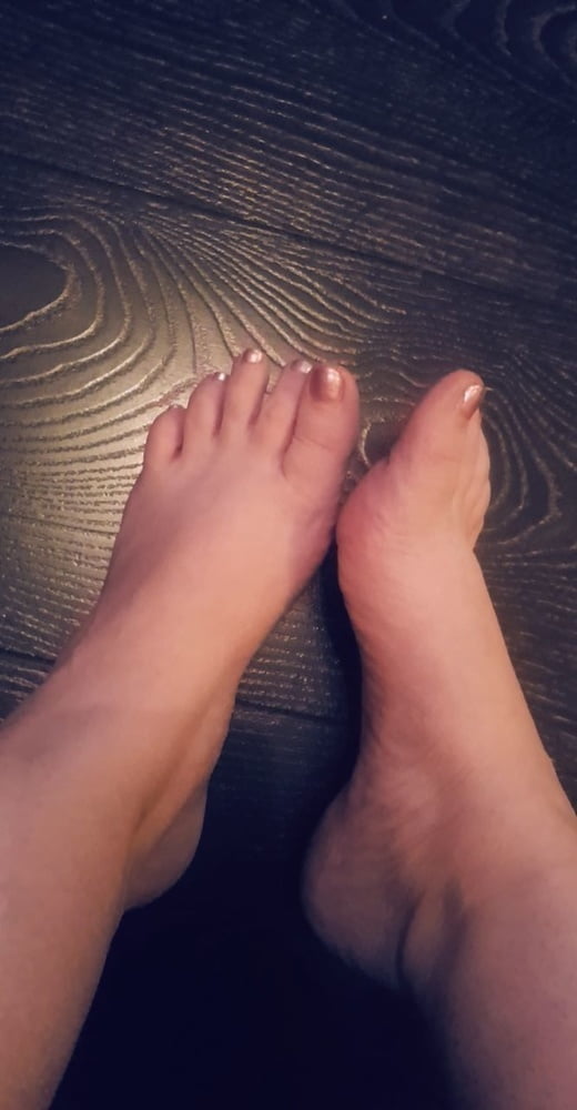 Sexy Füße und Fersen
 #98480088