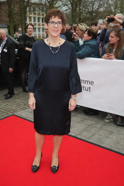 AKK und ihre geilen Schenkel #80607848