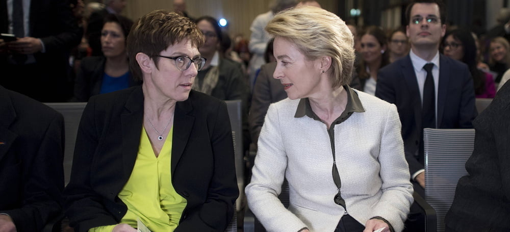 AKK und ihre geilen Schenkel #80607851