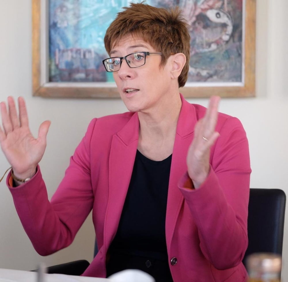 AKK und ihre geilen Schenkel #80607860