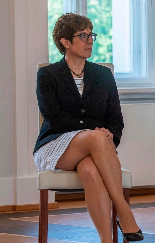 AKK und ihre geilen Schenkel #80607862