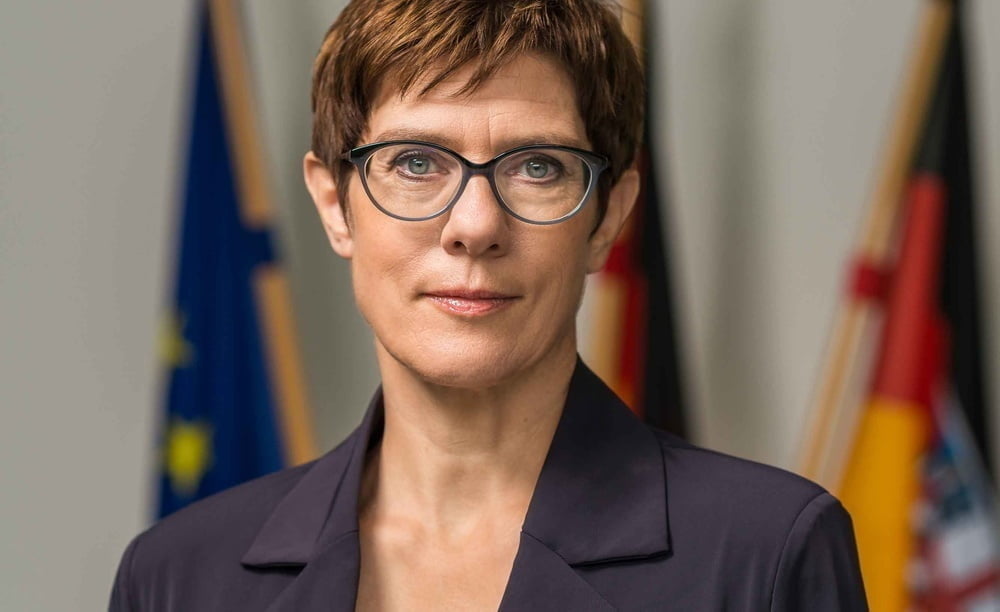 AKK und ihre geilen Schenkel #80607864