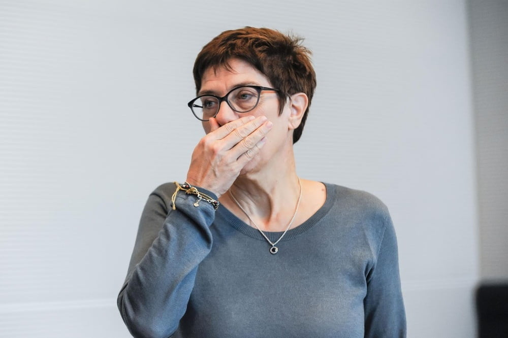 AKK und ihre geilen Schenkel #80607876